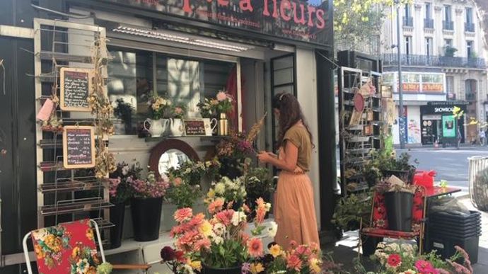 Les fleurs sont ensuite vendues sur place ou dans un kiosque à fleurs place de la République à Paris. © Murs à fleurs